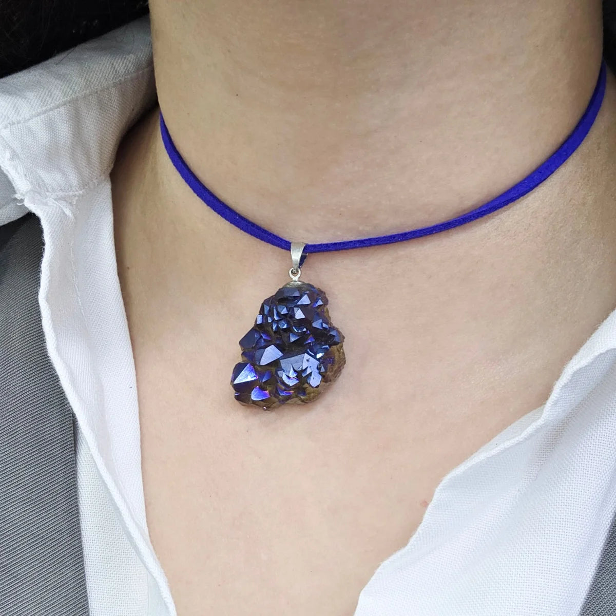 Cordão de camurça azul royal em uso, como choker