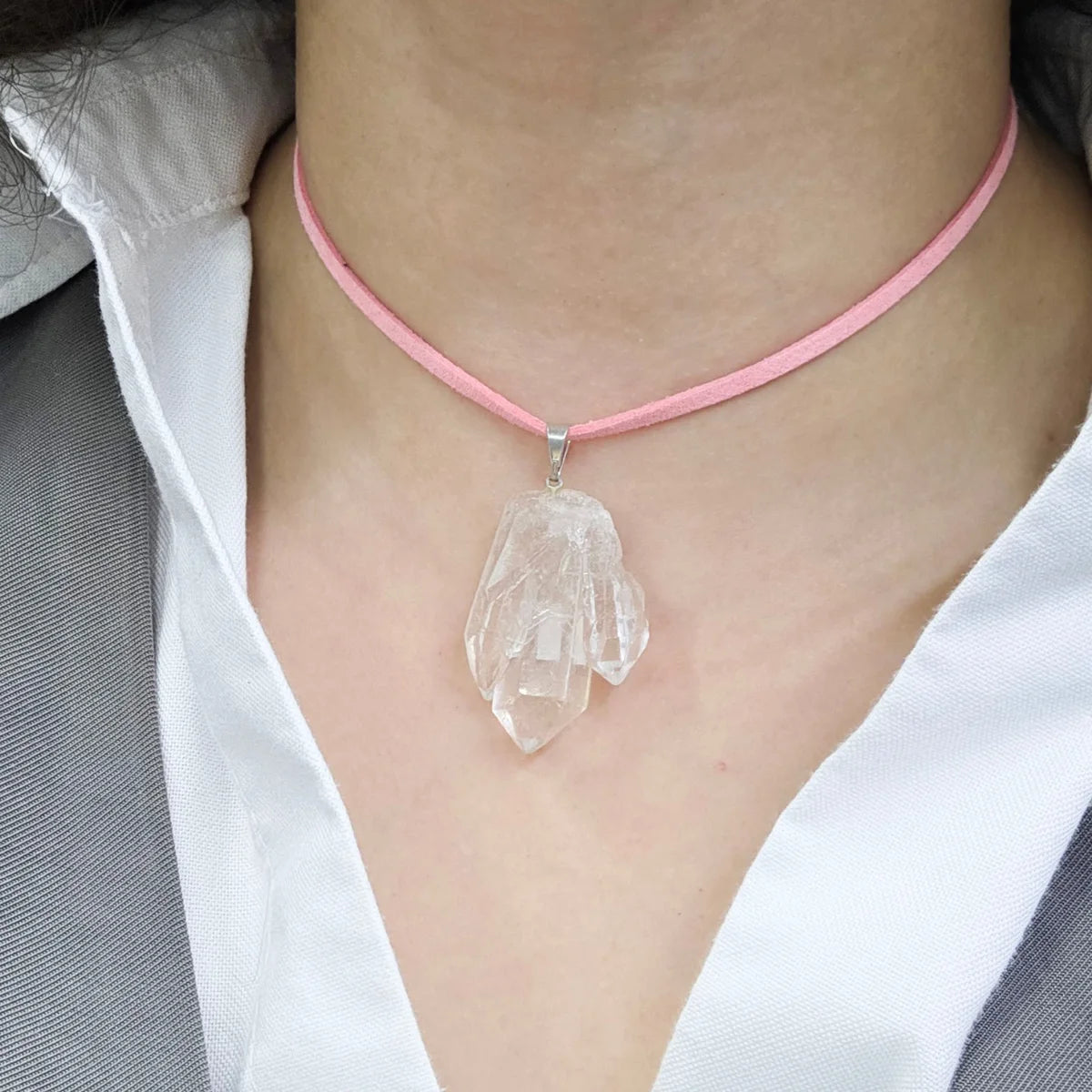Cordão de camurça rosa em uso, como choker