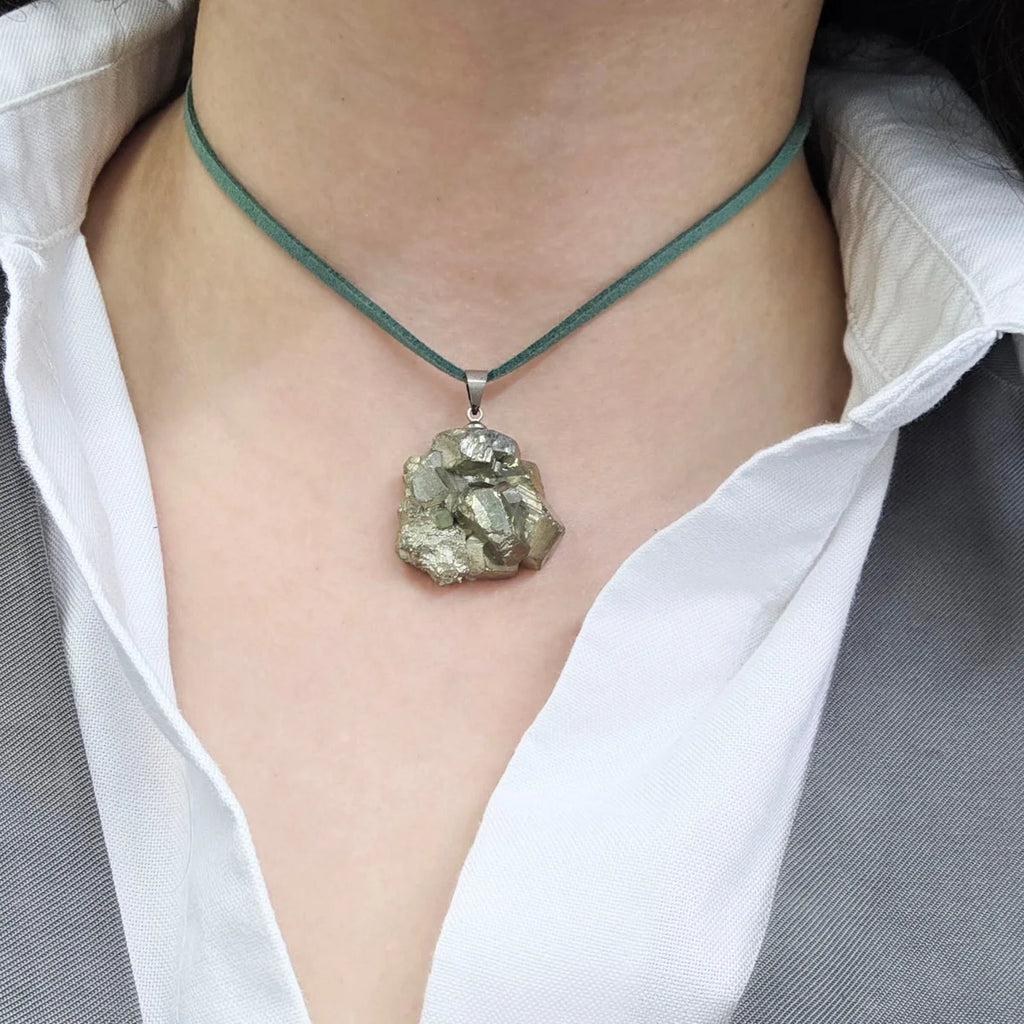 Cordão de camurça verde-sálvia em uso, como choker