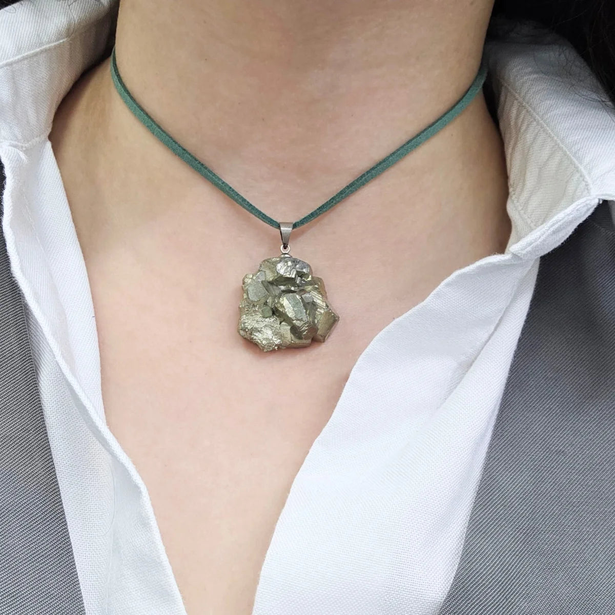 Cordão de camurça verde-sálvia em uso, como choker