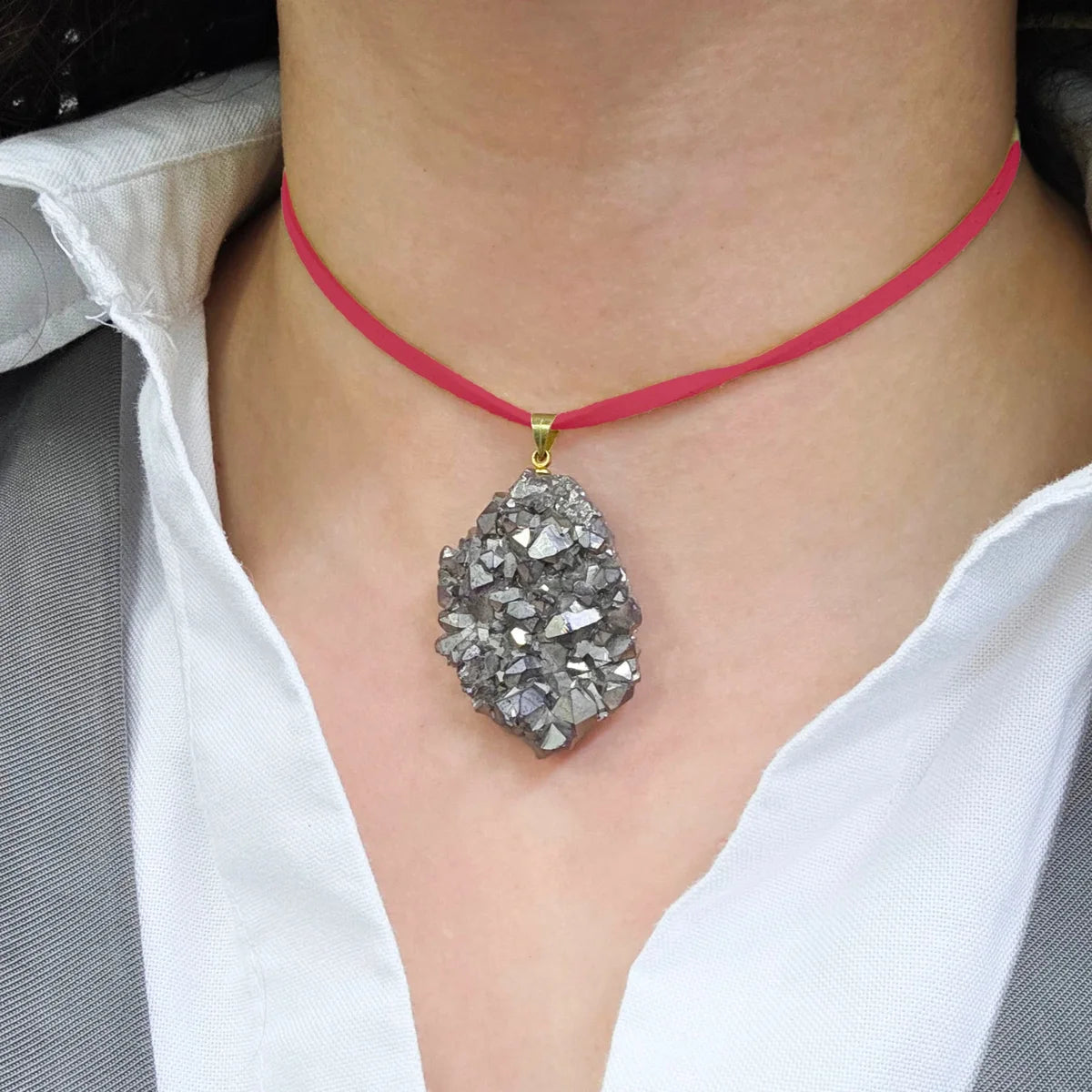 Cordão de camurça vermelho em uso, como choker