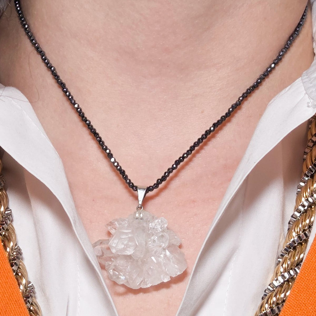 Colar Cristal de Gelo no pescoço: detalhe da corrente de hematita preta