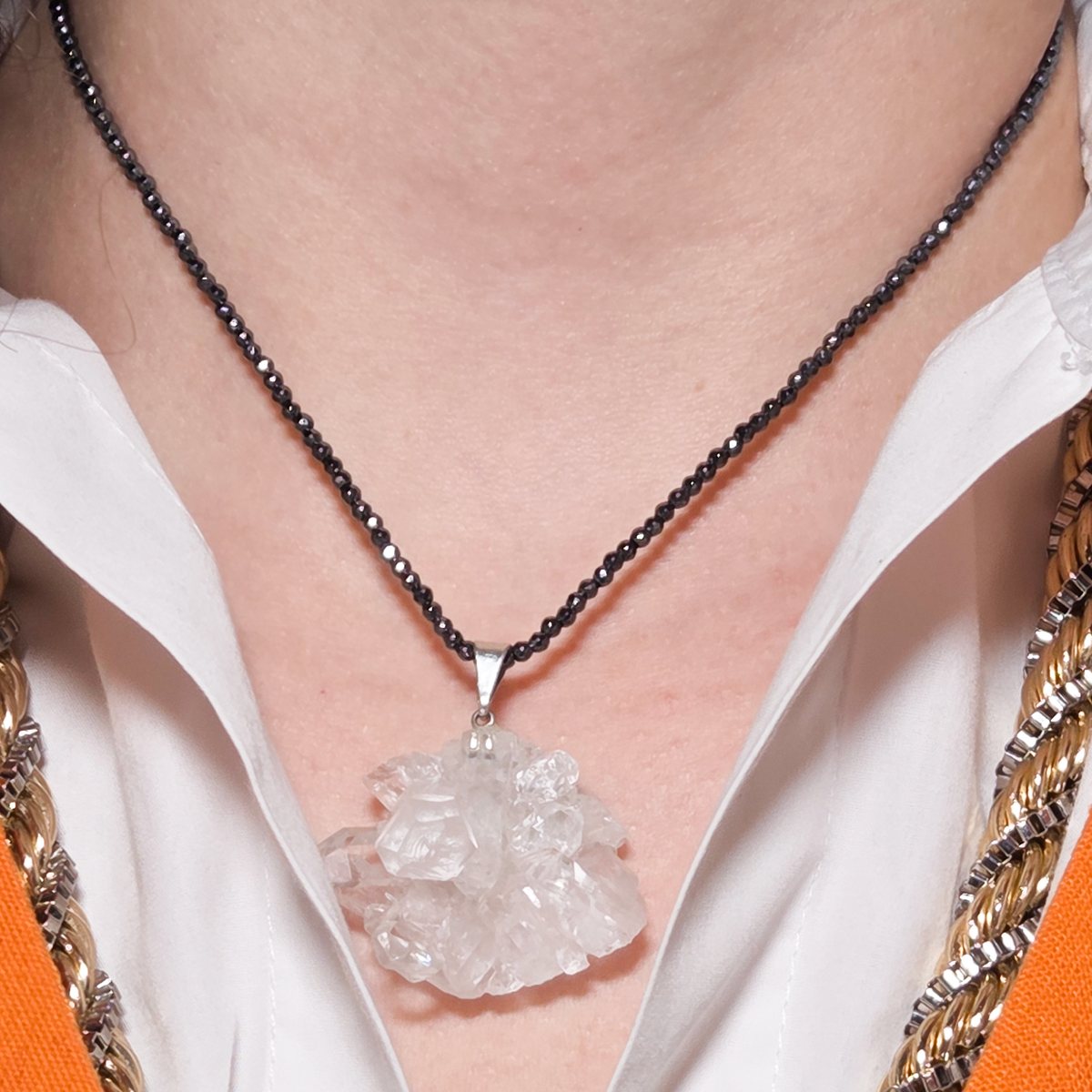 Colar Cristal de Gelo no pescoço: detalhe da corrente de hematita preta