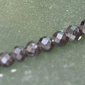Corrente de hematita preta 3 mm, detalhe das contas