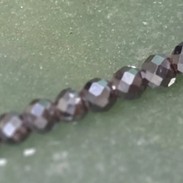 Corrente de hematita preta 3 mm, detalhe das contas
