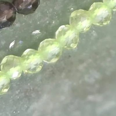 Corrente de peridoto, detalhe das contas